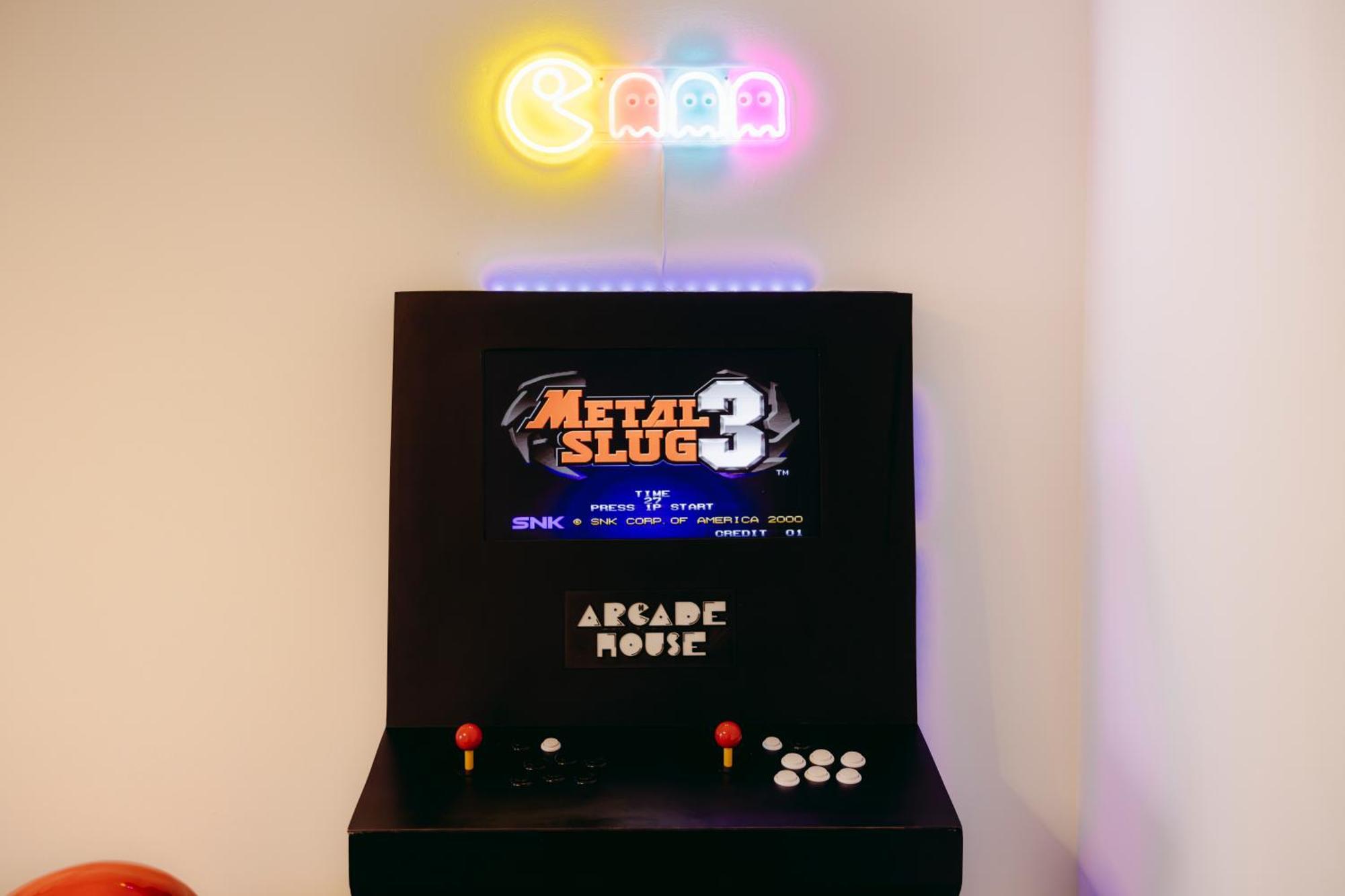 Arcade House Verona Fiera Netflix + Videogame Exterior photo